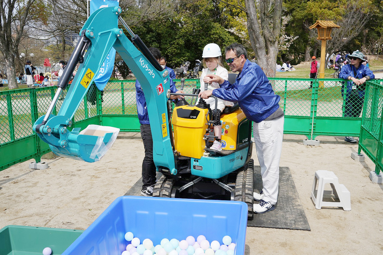 福岡城さくらまつりにミニショベルカー操作体験ブースを出展 