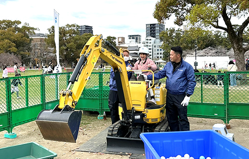 福岡城さくらまつり ミニショベルカー操作体験ブース出展